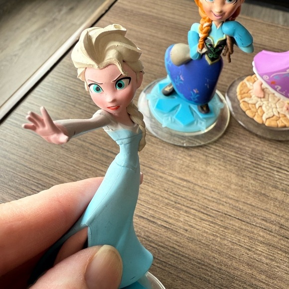 Only the two frozen characters are available - Picture 2 of 6